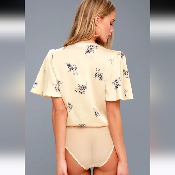 ASTR THE LABLE Hadley Cream with Blue Floral Print Bodysuit Lulus. Size Small - Picture 5 of 14